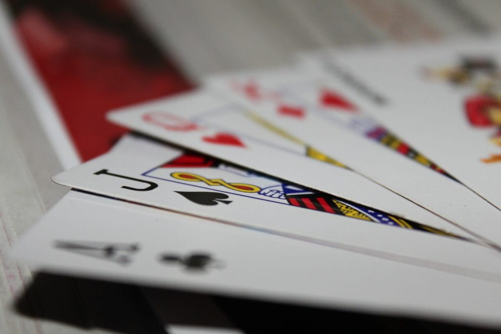 cartas de blackjack extendidas sobre la mesa