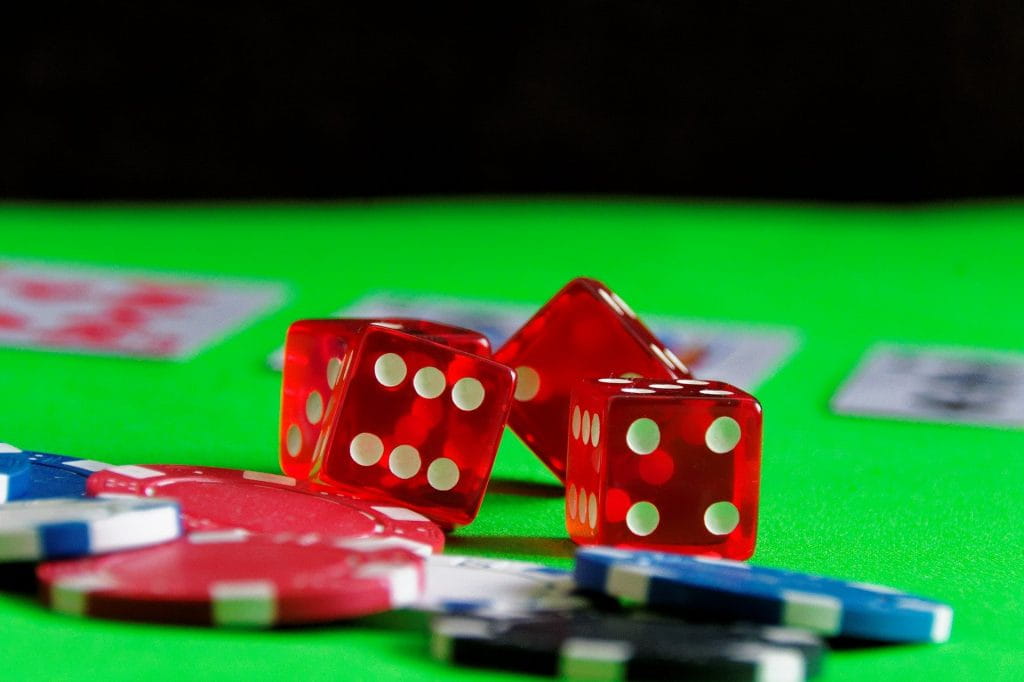 fichas y dados sobre una mesa de casino